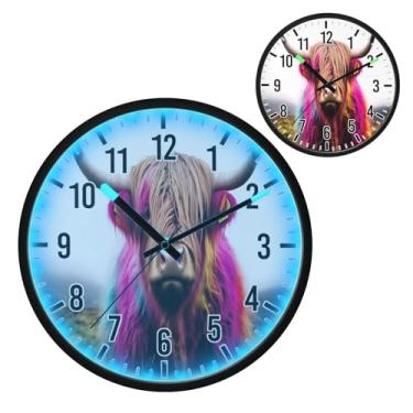 Imagem de Blueangle Relógio de parede LED ativado por voz e luz noturna que brilha no escuro, silencioso, design de vaca Highland de 30,5 cm, operado por bateria para decoração de quarto e sala de estar (150)