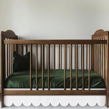 Imagem de Saia de berço branca recortada 71 cm x 132 cm com 35,5 cm com babados plissados e cantos divididos para bebês meninos meninas macia 4 lados berço saia para cama de berço padrão para berçário infantil
