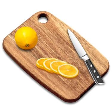 Imagem de Mini tábua de corte de madeira de acácia com orifício para pendurar, pequena tábua de madeira - 16,5 x 23 cm. Tábua de charcutaria retangular, tábua de cortar queijo, tábua de servir. Para legumes