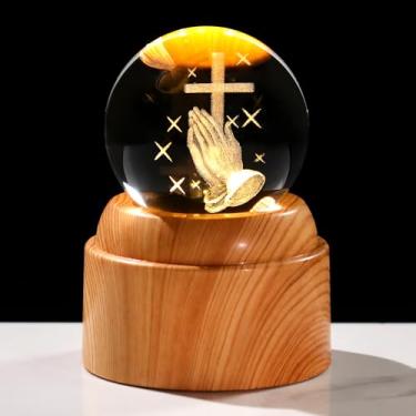 Imagem de Bola de cristal 3D para mãos rezando com base de luz LED giratória, presentes cristãos, religiosos para mulheres, amigas e mães - Esfera de 6 cm gravada à mão 3D segurando uma cruz estatueta decoração