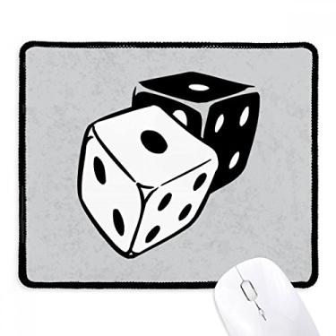 Imagem de Mouse pad com ilustração em preto e branco com borda costurada para jogos