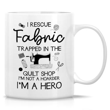 Imagem de Retreez Caneca engraçada para colchas, artesãos, amantes de costura - I Rescue Fabric Trapped In The Quilt Shop - Xícara de café de cerâmica de 325 ml - Aniversários, feriados e presente de