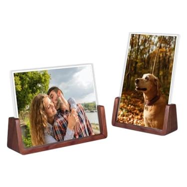 Imagem de Komimaci Porta-retratos 2 pacotes de molduras de madeira rústica sólida com base de madeira de nogueira e capas de vidro acrílico de alta definição para exibição de mesa ou mesa (10 x 15 cm, horizontal + vertical)
