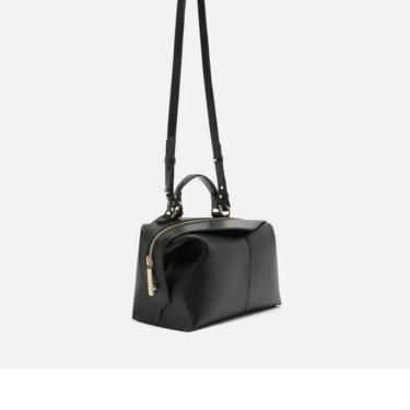 Imagem de Bolsa Bowling Preta Média Mix Texturas Arezzo Feminino