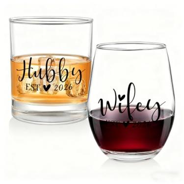 Imagem de Jacriah Hubby & Wifey Est. 2026 – Conjunto de copos de vinho e uísque para casais casamento romântico, aniversário e presente de chá de panela
