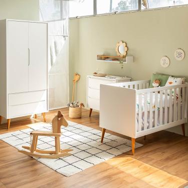 Imagem de Kit Quarto Theo com Pés Retrô Mel - Berço + Cômoda 3 Gavetas + Guarda-Roupa 2 Portas - Branco