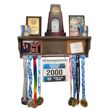 Imagem de Exibição de medalhas tudo-em-1 - prateleira de troféu de 58,4 cm, cabide, placa, imagem, foto de corrida e medalhas de cordão. Design de ranhura patenteado (nogueira)