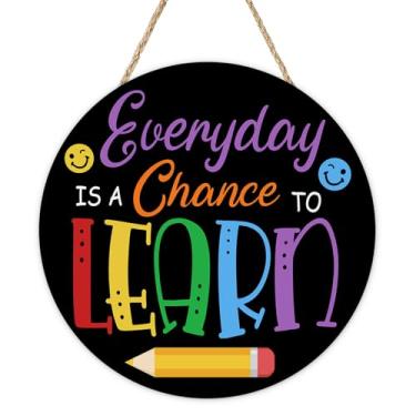 Imagem de Bolisom Placa inspiradora de volta às aulas para a porta da frente, todos os dias é uma chance de aprender cabide de madeira para sala de estudo, decoração de casa, guirlanda de madeira educativa