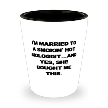 Imagem de Presentes de amor marido, I'm Married to a Smokin' Hot Biologist.And Yes, She Bought Me This, copo de shot perfeito para marido de esposa