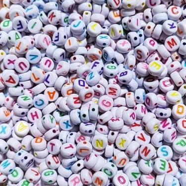 Imagem de Kit 1000 Miçangas Letras Alfabeto Redonda Vogais e Consoantes Missanga Infantil Colar Pulseira Artesanato (Branco e Colorido)