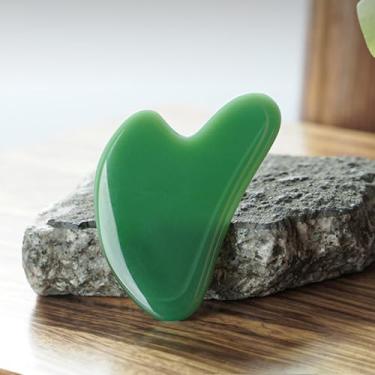 Imagem de Ferramenta de raspagem Gua Sha em forma de coração de resina para massagem de corpo inteiro, alívio das costas, pescoço e cintura, ferramenta de terapia natural, verde