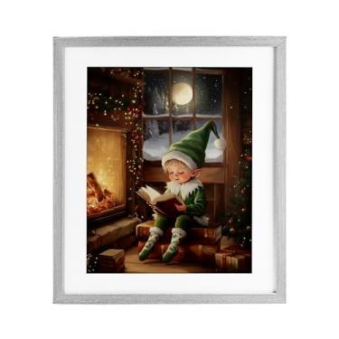Imagem de Stupell Industries "Reading Elf by Fireplace", Impressão emoldurada sob vidro, cinza, 13 x 16