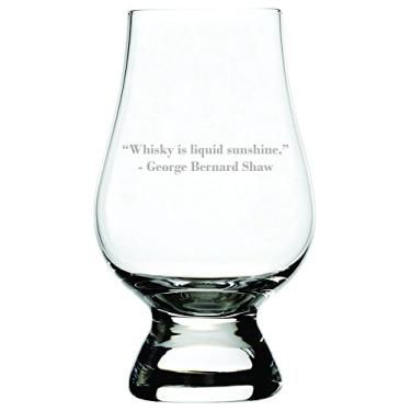 Imagem de Copo de uísque de cristal gravado com citação Whisky Is Liquid Sunshine compatível com acessórios Glencairn