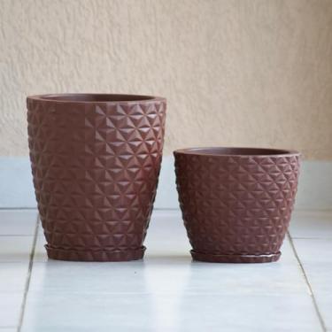Imagem de Kit Jogo 2 Vasos para Plantas e Flores Decorativo Coluna Bojo Diamante com Prato em Polietileno (Marrom)