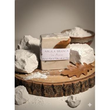 Imagem de Sabonete artesanal de Argila branca, com Extrato de Leite e Cabra, óleo e Amêndoas e Manteiga de Cacau.Hidratação profunda, cicatrização e clareamento da pele.