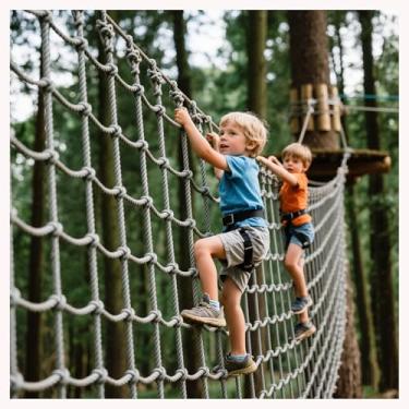 Imagem de Rede de carga de escalada resistente – Rede de playground interno/externo de 1,8 m x 19,7 m, escada de corda, cerca de reboque, rede de segurança para trilhos de escada e varanda