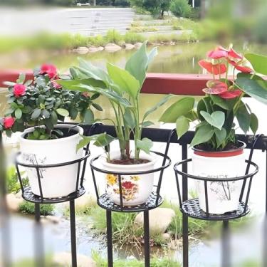 Imagem de Lzyjckh Vaso de plantador suspenso, Cesta de plantadores de ferro com corrimão de metal, Suportes para vasos de flores redondos de metal, para pátio, deck, corrimão de varanda,Black,22×22×18cm