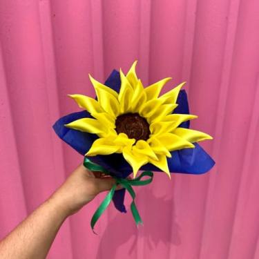 Imagem de Flor de Girassol De Cetim Decorativa, Pétalas Amarelas com Centro Marrom, Base Azul, 1 Unidade