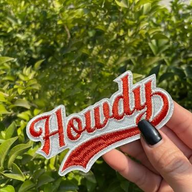 Imagem de Howdy Patch 7,6 cm Cowboy Cowgirl Citação Engraçada Saudação Western Ferro On/Sew On Bordado Tecido Aplique Remendos para Caminhoneiro Chapéus Roupas Mochila, Calçados, Acessórios DIY Amigos Mamãe