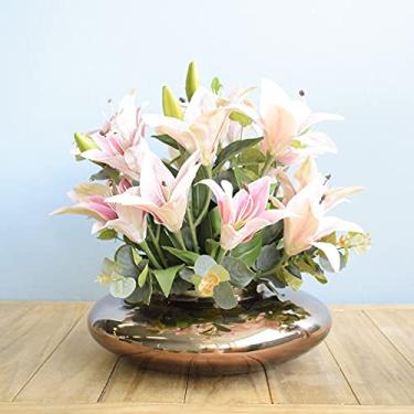 Imagem de Arranjo de Lírios e Eucalipto Artificial no Vaso Bronze | Linha permanente Formosinha