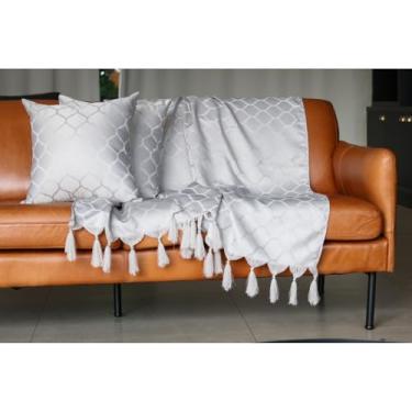 Imagem de Manta Capa de Sofá 2 e 3 Lugares Retrátil Decorativa Elegante – Tamanho 140x180 para Sala Com Franjas Charmosas (Cinza Claro)