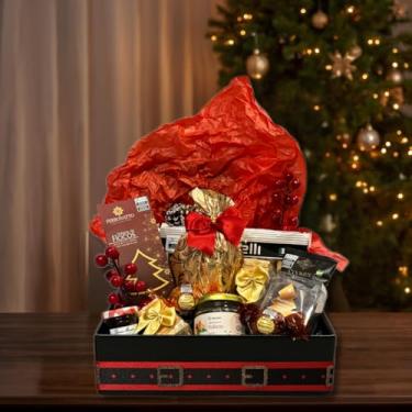 Imagem de Cesta Querido Noel, Presente Natalino Premium com Mini Panettone, Biscoitos Italianos, Bombons, Antepasto e Acessórios Artesanais em Caixa Decorada