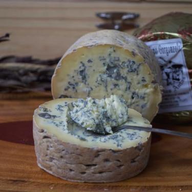 Imagem de Serra das Antas Queijo Gorgonzola de Colher, Cremoso Azul Premium, 700g, Textura Macia, Maturado com Fungos Nobres, Ideal para Harmonização