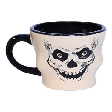 Imagem de Beistle Caneca vintage de caveira de cerâmica de Halloween – Copo de café de férias estilo retrô, louça branca e preta com rosto de esqueleto clássico, utensílios de mesa de festa sazonais, seguro