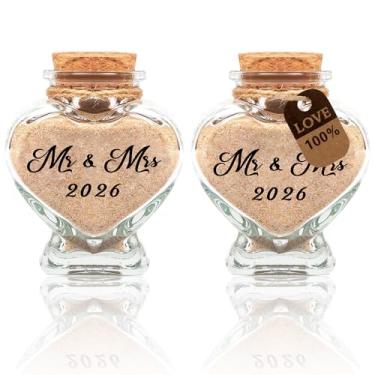 Imagem de 2 peças Mr and Mrs Sand Keepsake Jar 2026 garrafas de areia em forma de coração garrafas de vidro frascos decorativos chá de panela lua de mel presentes de noivado para ela homem mulheres casais