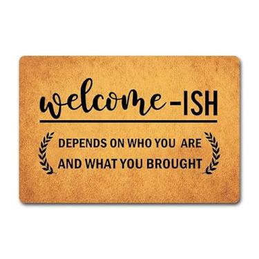 Imagem de Capacho engraçado para porta da frente - Tapete de boas-vindas antiderrapante de 60 x 40 cm com design "Welcome Depends On Who You are" - Tapete de borracha durável para entrada interna/externa
