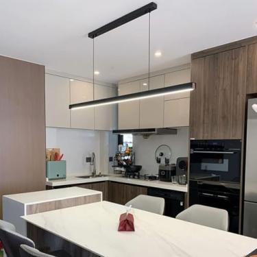 Imagem de Luminária pendente moderna para mesa de jantar, com LED dimerizável e controle remoto. Design linear com função de memória. Ideal para salas de conferência (preta, 60 cm de comprimento/24 W)