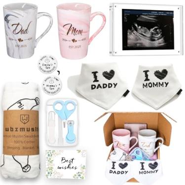 Imagem de Mugpie Presentes de gravidez para novos pais 2025 - Cesta de presentes de primeira mãe para chá de bebê Anúncios de revelação de gênero - Mamãe e papai EST 2025 Canecas Moldura de ultrassom Decisão