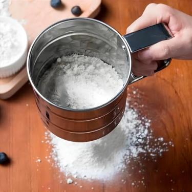 Imagem de Caneca Polvilhador Profissional em Aço Inox com Gatilho Automático – Peneira para Farinha, Açúcar e Chocolate em Pó – Essencial para Confeitaria e Padaria