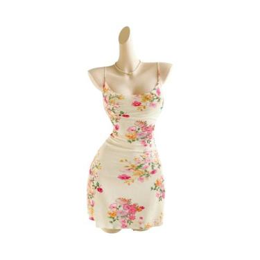 Imagem de Um vestido elegante e elegante que abraça a figura com um halter de ma