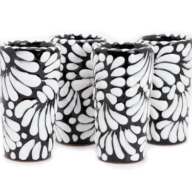 Imagem de MEXTEQUIL - Talavera Conjunto de 4 copos de shot mexicanos autênticos - Pintado à mão - 60 g (fundo preto com pincelada branca)