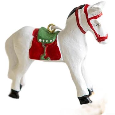 Imagem de Conjunto de enfeites de cavalo pintado de resina natalina com cores festivas de vermelho, branco e verde para pendurar na árvore ou exibição de mesa, decoração de férias pequena, decoração de casa