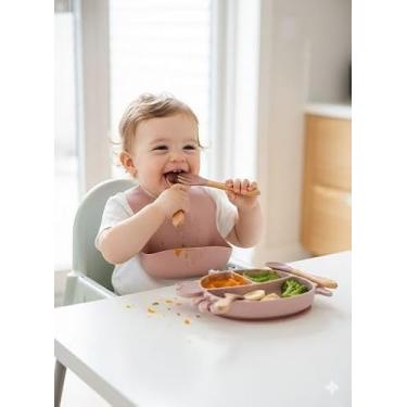 Imagem de Kit Bebê Premium em Silicone – Prato com Divisórias + Babador Coletor + Talheres de Madeira | Antiderrapante, Seguro e Fácil de Limpar (Rosa Claro Caranguejo)
