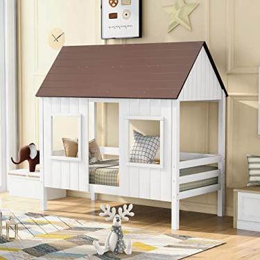 Imagem de Cama Twin Size Low Loft Wood House com duas janelas frontais, telhado e guarda-corpos, estrutura de cama com design de playhouse com ripas, sem necessidade de mola box, 199,6 cm C x 106,4 cm L x 190,5