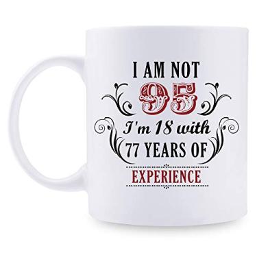Imagem de Caneca de presente de aniversário de 95 anos para mulheres e homens - I'm Not 95 I'm 18 with 77 Years of Experience - Ideias de presente de 95 anos para mãe, pai, esposa, irmãs, avó, avô, amigos,