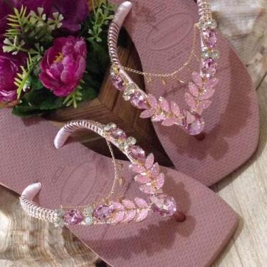 Imagem de havaianas slim square personalizadas com pedraria de luxo, Rosa crocus