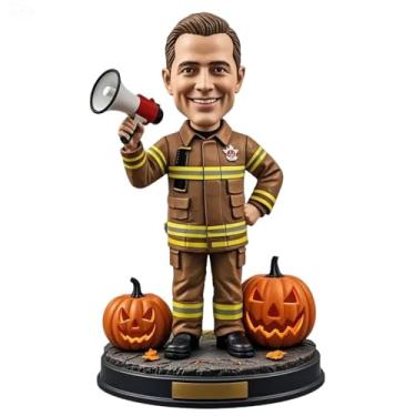 Imagem de Bobblehead de bombeiro de Halloween - macho com megafone e abóboras esculpidas, estatueta artesanal premium para decoração de Halloween e homenagens a bombeiros