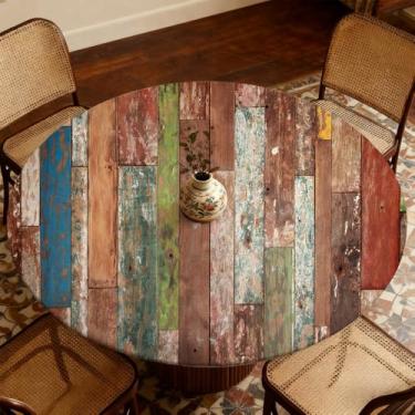 Imagem de Phyxara Toalha de mesa redonda com borda elástica, textura de madeira, à prova d'água, lavável para piquenique, jantar, ambientes internos e externos, adequada para mesa redonda de 132 a 142 cm de