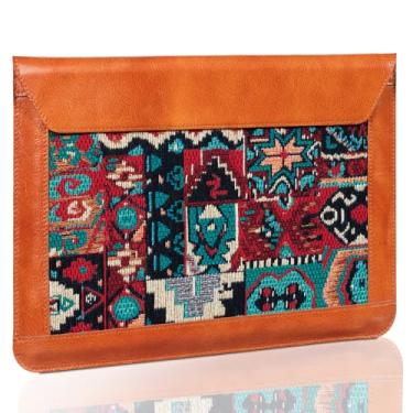 Imagem de CPNVWA Capa protetora de couro genuíno compatível com MacBook 16 M4 M3 M2 M1 Pro/Max e MacBook Air 15 M4 M3 M2, laptops de 15 a 16 polegadas com fecho magnético, fivela marrom