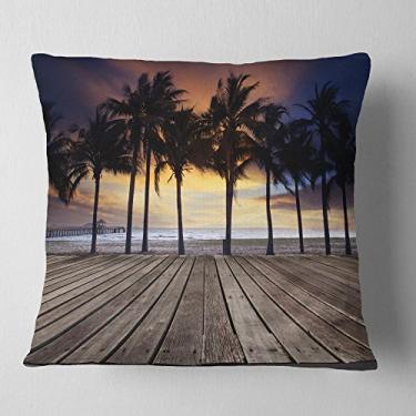 Imagem de Designart Terraço de madeira antiga na praia com paisagem moderna, sala de estar, sofá, enchimento de almofada + capa de almofada impressa em ambos os lados 45,72 x 45,72 cm