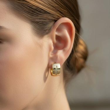 Imagem de Brinco Argolinha Lisa Com Cruz Cravejada Banhado a Ouro