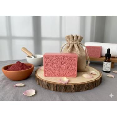 Imagem de Sabonete artesanal Argila Vermelha, limpeza profunda, revitalização, suavização e ação anti-idade. 100 Gramas