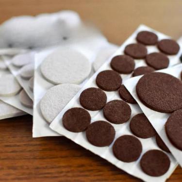 Imagem de Almofadas para móveis de feltro 101 peças de almofadas de móveis premium - Almofadas de feltro para pés de móveis Melhores protetores de piso de madeira - Proteja seu piso de madeira e laminado