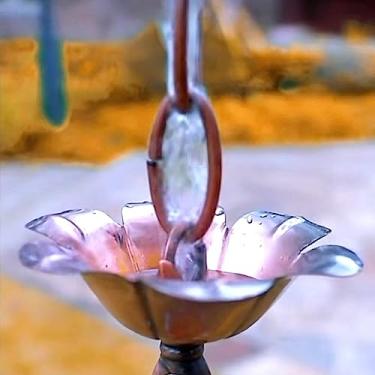 Imagem de Calhas de desvio, corrente de chuva, corrente coletora de chuva, sino de chuva decorativo, correntes de chuva de pétalas para casa, jardim, quintal, calha, calha, calha, desviador de água da chuva e