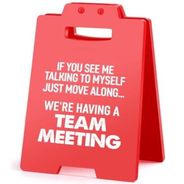 Imagem de Placa engraçada de decoração de mesa de escritório If You See Me Talking to Myself Placa de mesa de escritório decorações de cubículo presentes para colegas de trabalho - vermelho