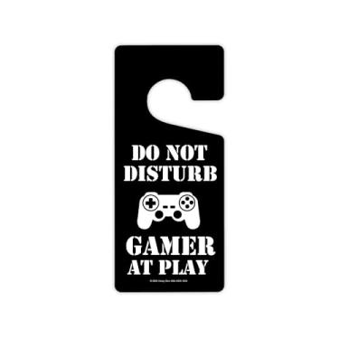 Imagem de Honey Dew Gifts, Do Not Disturb Gamer at Play, decoração de sala de jogos, decoração de videogame, placa de cabide de porta, placa de porta de quarto, acessórios de sala de jogos, placas de jogador,